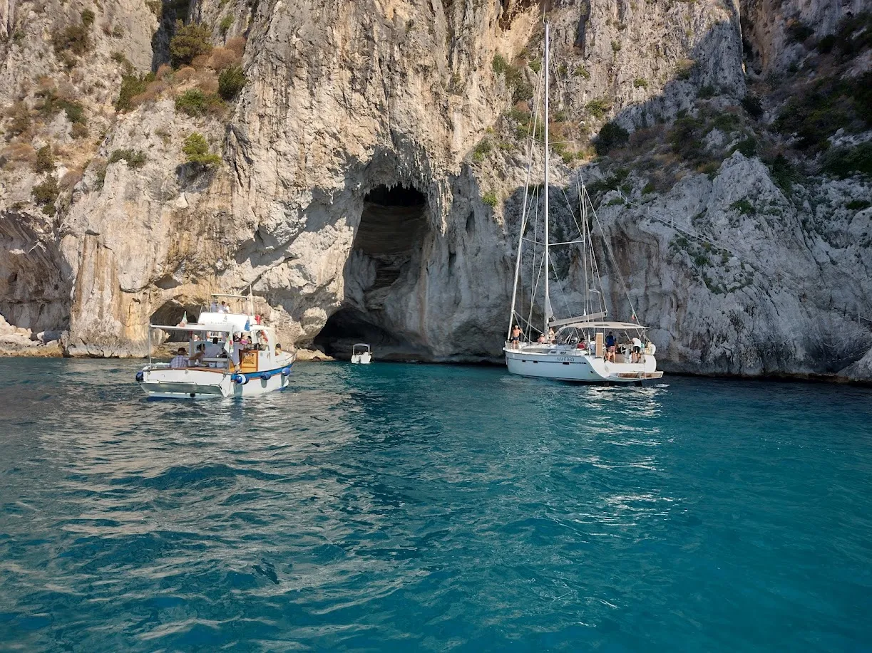 Paseo en barco por los acantilados de Capri